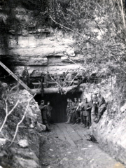 Deutsche Soldaten in einem Felsenbunker an der Westfront