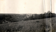 Blick auf französisches Dorf in hügeliger Landschaft während des Ersten Weltkriegs