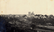 Panoramablick auf französische Stadt mit gotischer Kathedrale während des Ersten Weltkriegs