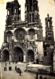 Kathedrale in französischer Stadt mit kriegsbedingten Schäden an den Türmen