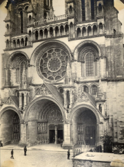 Gotische Kathedrale in Frankreich mit Westfassade und Rosettenfenster während des Ersten Weltkriegs
