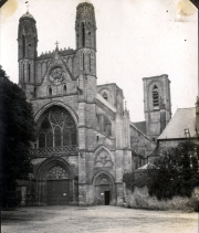Gotische Kathedrale in französischer Stadt während des Ersten Weltkriegs