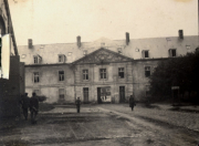 Französisches Verwaltungsgebäude mit deutschen Soldaten auf dem Platz