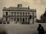 Rathaus mit Uhrenturm am Marktplatz einer französischen Stadt während des Ersten Weltkriegs