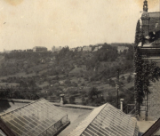 Blick über französische Ortschaft mit Kirchturm und Dächern während des Ersten Weltkriegs