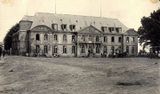 Französisches Schloss oder Herrenhaus mit deutschen Soldaten während des Ersten Weltkriegs
