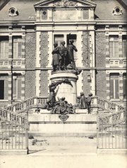 Deutsche Soldaten vor Kriegerdenkmal in französischer Stadt während des Ersten Weltkriegs