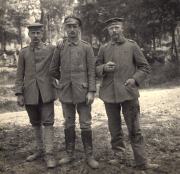 Drei deutsche Soldaten des Infanterie-Regiments 53 mit Eisernem Kreuz in Frankreich