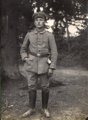 Deutscher Soldat mit Eisernem Kreuz I. Klasse des Infanterie-Regiments 53 in Frankreich