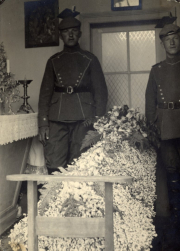 Begräbnis eines deutschen Soldaten mit Ehrenwache des Infanterie-Regiments 53 in Frankreich