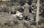 Soldatenbeerdigung mit Offizier und Truppe des Infanterie-Regiments 53 in Frankreich