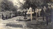 Soldatenbeerdigung des Infanterie-Regiments 53 in Frankreich während des Ersten Weltkriegs