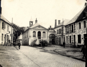 Marktplatz eines französischen Dorfes mit Rathaus und Kirche während des Ersten Weltkriegs