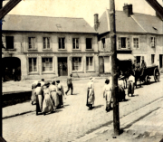 Deutsche Soldaten auf dem Marktplatz eines französischen Dorfes während des Ersten Weltkriegs