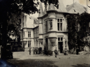 Repräsentatives Gebäude mit deutschen Soldaten vor dem Eingang in französischer Ortschaft
