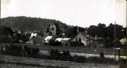 Französisches Dorf mit gotischer Kirche und Wohnhäusern im Ersten Weltkrieg