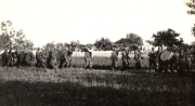 Deutsche Soldaten bei Begräbniszeremonie auf freiem Feld in Frankreich