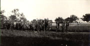 Deutsche Soldaten des Infanterie-Regiments 53 bei Feldarbeiten in französischer Landschaft