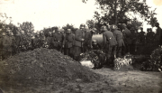 Soldatenbeerdigung des Infanterie-Regiments 53 in Frankreich während des Ersten Weltkriegs