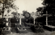 Deutscher Soldatenfriedhof mit Holzkreuzen und Namensschildern in Frankreich