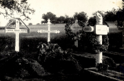 Soldatengräber mit Holzkreuzen und Namensschildern auf deutschem Militärfriedhof