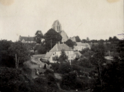 Französisches Dorf mit Kirche und Wohngebäuden während des Ersten Weltkriegs