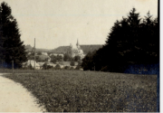 Blick auf französisches Dorf mit Kirche und Türmen während des Ersten Weltkriegs