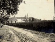 Dorfstraße mit Kirche und Wohnhaus in französischer Ortschaft während des Ersten Weltkriegs