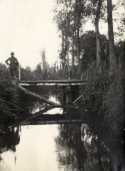 Deutscher Soldat an improvisierter Holzbrücke über Wasserlauf in Frankreich