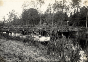 Zerstörter Panzer an Holzbrücke über Wasserlauf in Frankreich