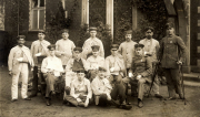 Gruppenfoto deutscher Soldaten des Infanterie-Regiments 53 vor Gebäude in Frankreich