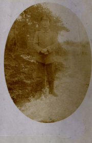 Deutscher Soldat des Infanterie-Regiments 53 an einem Tisch im Freien, Frankreich