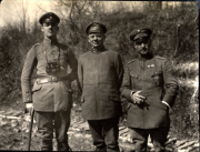 Drei deutsche Soldaten und Offiziere des Infanterie-Regiments 53 in Frankreich