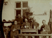 Deutsche Soldaten und Offiziere bei Weihnachtsfeier in französischer Unterkunft