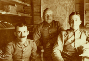 Drei deutsche Soldaten in Unterkunft des Infanterie-Regiments 53 in Frankreich