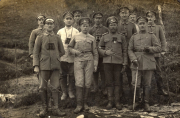 Gruppenfoto deutscher Soldaten und Offiziere des Infanterie-Regiments 53 in Frankreich