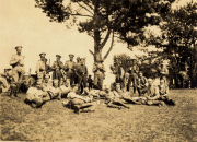 Deutsche Soldaten des Infanterie-Regiments 53 bei Rast unter Bäumen in Frankreich