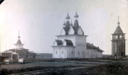 Russisch-orthodoxe Kirche mit Zwiebelkuppeln und Holzglockenturm
