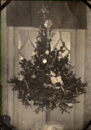 Weihnachtsbaum mit Schmuck in Soldatenunterkunft während des Ersten Weltkriegs