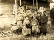 Gruppenfoto deutscher Soldaten vor Holzbaracke im Ersten Weltkrieg