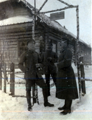 Deutsche Soldaten vor Holzbaracke im Winter, Infanterie-Regiment 53