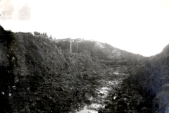 Zerstörte Landschaft mit Kratern und Hügeln im Ersten Weltkrieg