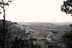 Landschaftsaufnahme mit Straße und Gebäuden in französischem Kriegsgebiet