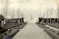 Soldatenfriedhof mit Denkmal und Holzkreuzen in Frankreich während des Ersten Weltkriegs