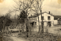 Französisches Dorf mit Steingebäuden und Holzbrücke während des Ersten Weltkriegs