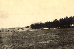 Barakenlager des Infanterie-Regiments 53 in französischer Landschaft