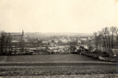 Blick auf französisches Dorf mit Kirchturm und Barakenlager im Vordergrund während des Ersten Weltkriegs