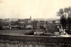 Blick auf französisches Dorf mit Kirche und militärischen Anlagen im Ersten Weltkrieg
