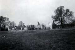 Zerstörtes französisches Dorf mit Kirchenruinen und Trümmern im Ersten Weltkrieg