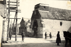 Marktplatz in französischem Dorf mit deutschen Soldaten und Ortskommandantur